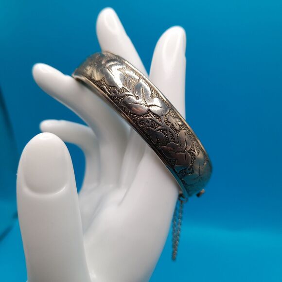 Vintage Signed Marino Gold Tone Etched Hinged Bangle Bracelet, 1950s - Picture 6 of 11